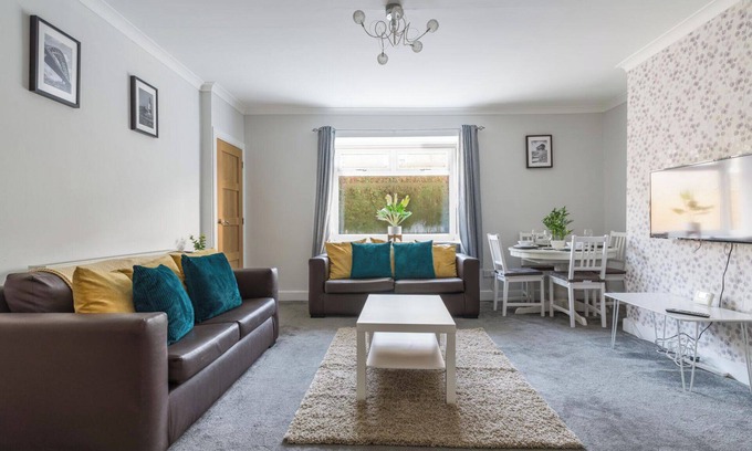 Ashington House | House - Sleeps 4 - Pet friendly - Garden - Parking