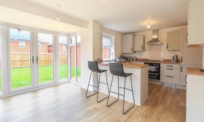 Burton Latimer House | House-sleeps 8-parking-garden