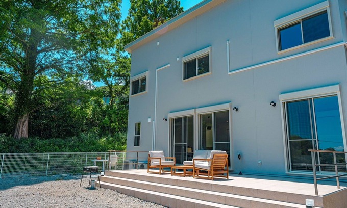 Kawazu House | House surrounded by trees with a dog run/Kamogun Shizuoka