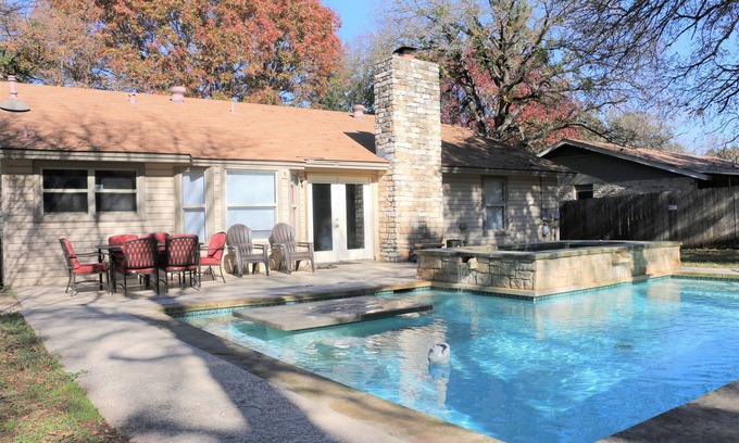 Brushy Creek House | House with 3 bed room, 3 TVs and 2 full bath. Access to pool is complimentary.