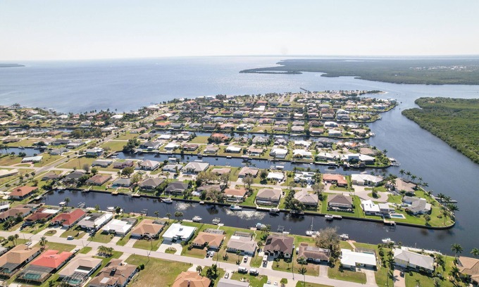 Edgewater House | House With A Boat - Boat, Heated Pool, SUP Boards