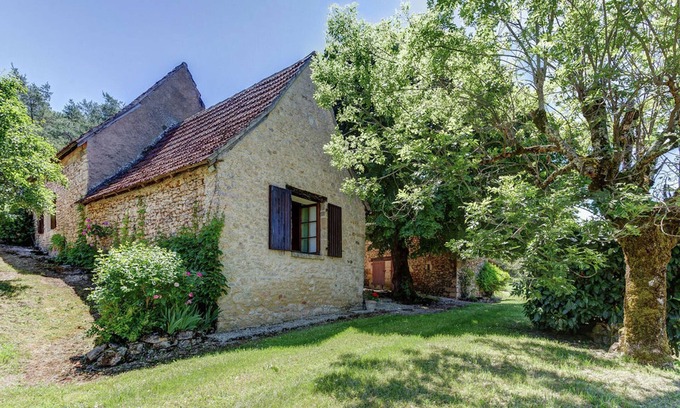 Saint-Leon-sur-Vezere Ski Chalet | House with a large garden surrounded by nature
