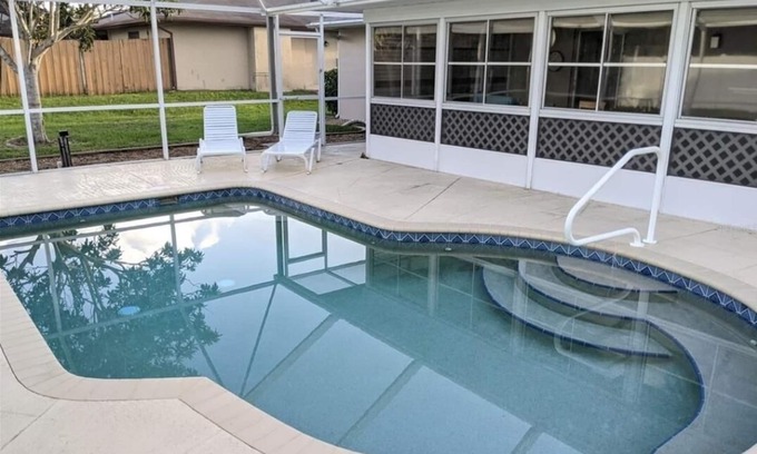 Port Charlotte House | House with a heated pool