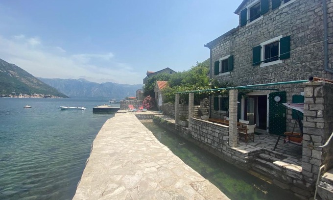 Donja Kostanjica Villa | House with a pier