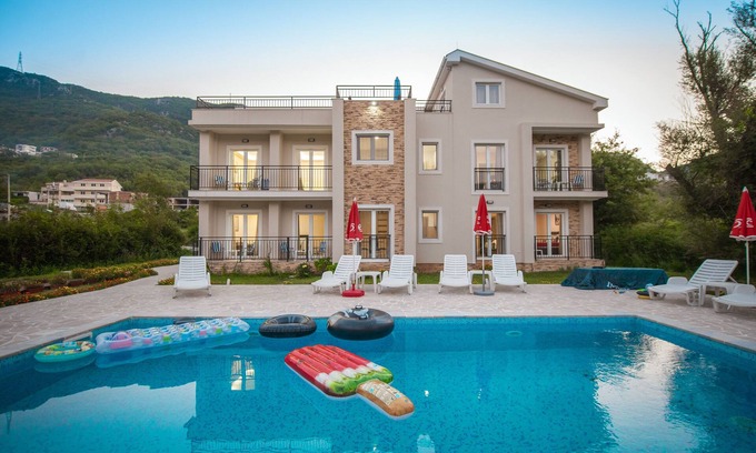 Lastva Grbaljska House | House with four apartments