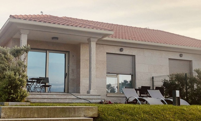 Cangas House | House with garden next to the beach (Areabrava) - Hío