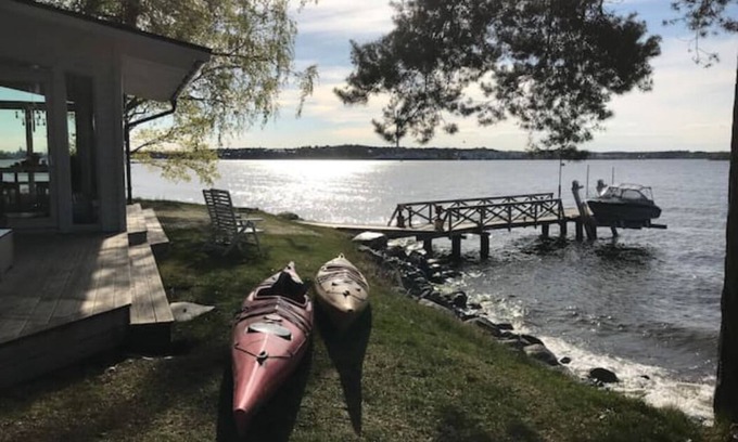 Gashaga Cottage | House with hot tub on the beach near Stockholm