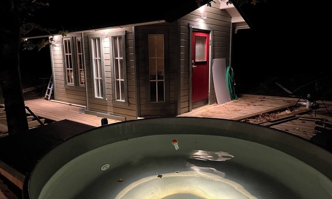 Brokind House | House with hot tub sauna 300 meters to lake Boat included