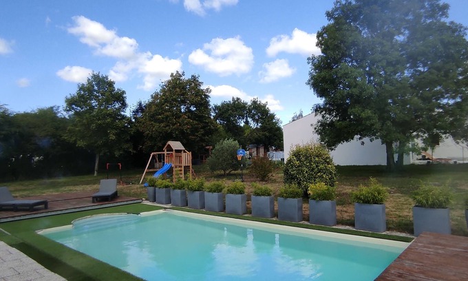 La Vallee House | House with large garden in the countryside