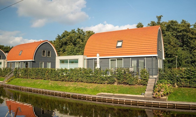 Midlaren House | House with pool and sauna