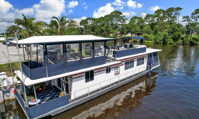 Merritt Island Boat Rental | Houseboat ∙ 1 bedroom ∙ 4 guests