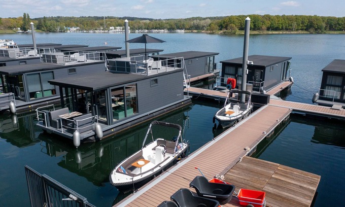 Middelaar Boat Rental | Houseboat at Mookerplas