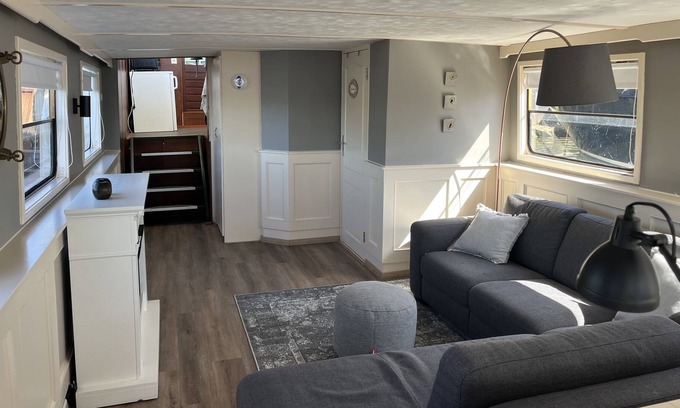 Veen Boat Rental | Houseboat Bed & Bever on the Dammed Maas in Veen