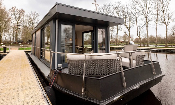 Offingawier Boat Rental | Houseboat in Offingawier with Sea View