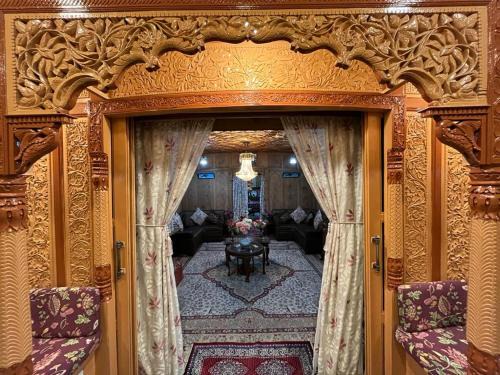 Dal Lake Boat Rental | HOUSEBOAT JAZZ