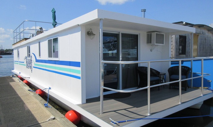 Portsmouth Boat Rental | Houseboat located in the beautiful Kittery/Portsmouth Harbor