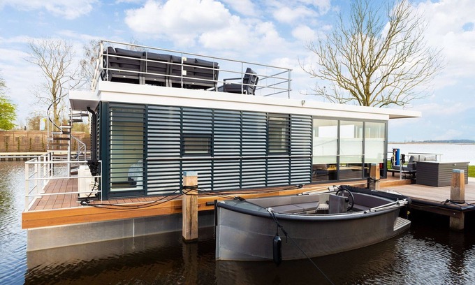 Offingawier Boat Rental | Houseboat on and around the Sneekermeer