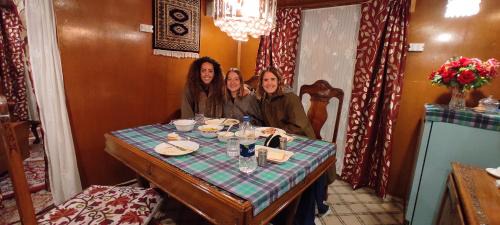 Dal Lake Hotel | Houseboat Wild Rose