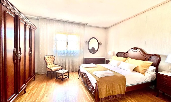 Old Town Apartment | Housing León Santa Marina-roman wall