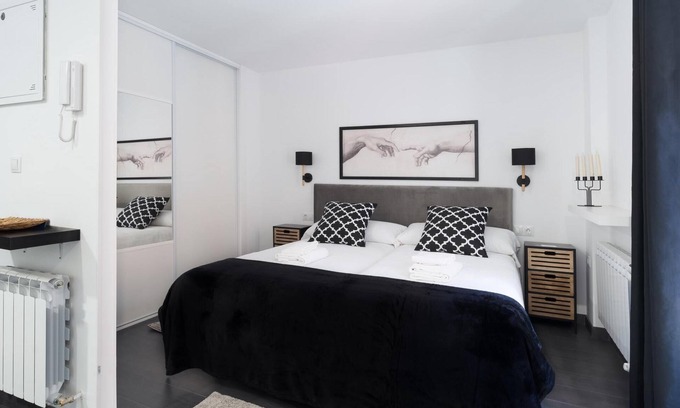 Old Town Apartment | Housingleon- Five Rooms Botines