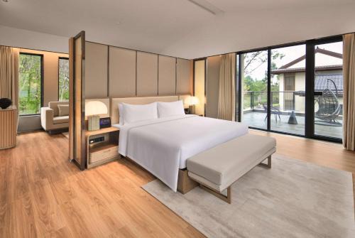 Deyang Hotel | Howard Johnson Hot Springs Plaza YingHuaShan