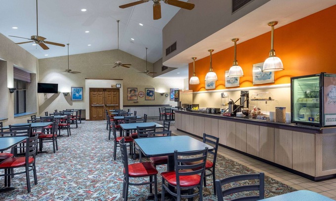 Salem Hotel | Howard Johnson Hotel & Conference Center by Wyndham Salem