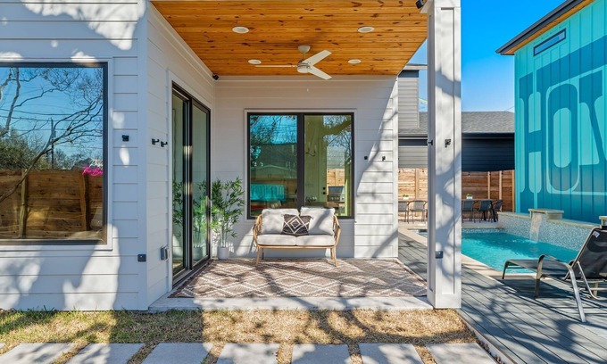 Rosewood House | Howdy House | Heated Pool | Walk Downtown | Grill