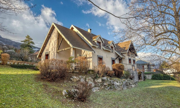 Seyssins House | #HP | La maison des Lilas 🫐| Large family house, sleeps 12, garden