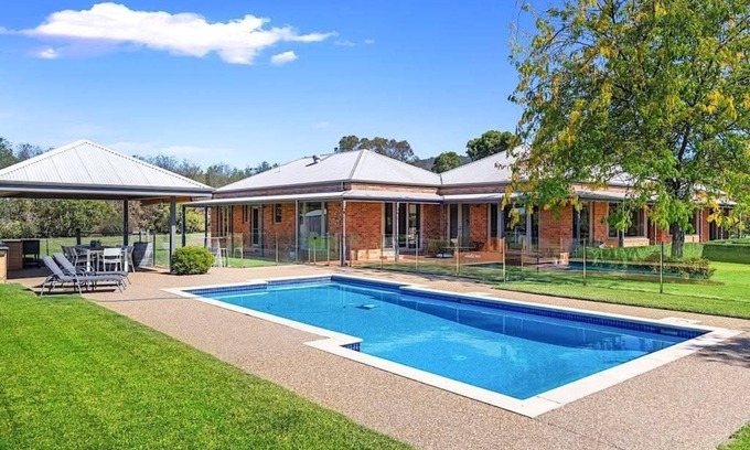 Yarra Glen House | Hubbard Hill Yarra Glen Oasis: 4-Bdrm Home with Pool & Stunning Valley Views