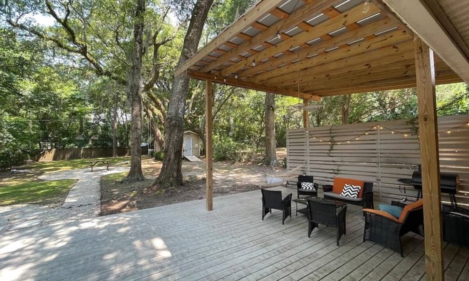 North Charleston House | Huckleberry Flynn: Spacious + Comfy + Arcade Room!