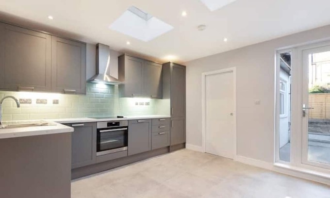 Higham Hill House | Huge 3 Bedroom House in London E17