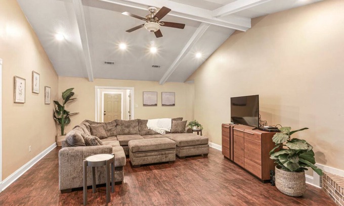 Broadmoor House | HUGE 5 BDRM 2BATH HOME IN A GREAT QUIET NEIGHBORHOOD SHERWOOD FOREST