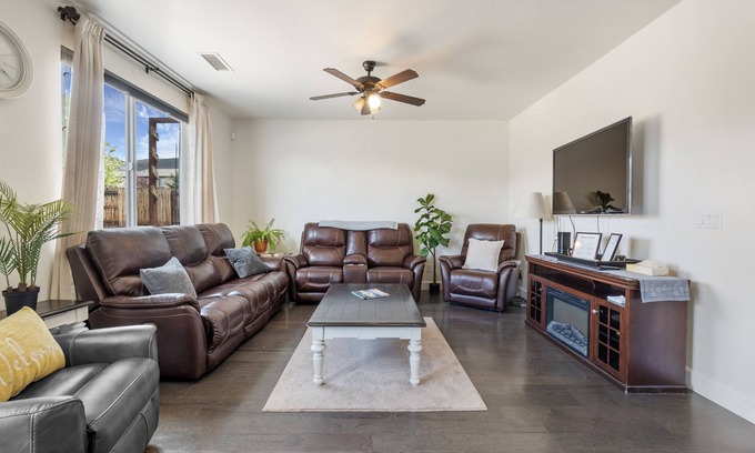 Reno House | Huge 5-bedroom 4 bath-30 minutes to Lake Tahoe-Outdoor Oasis