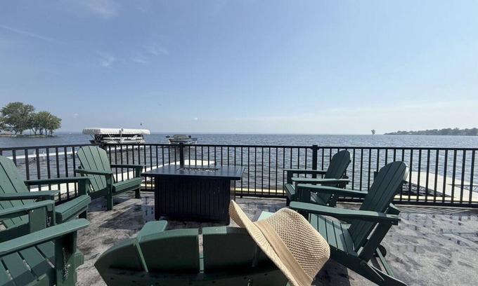 Cicero House | Huge 6BR Oneida Lakefront Retreat - Sleeps 20!
