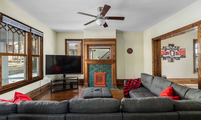 Old North Columbus House | HUGE 7 Bedroom, 4 Bathroom Sleeps 14+