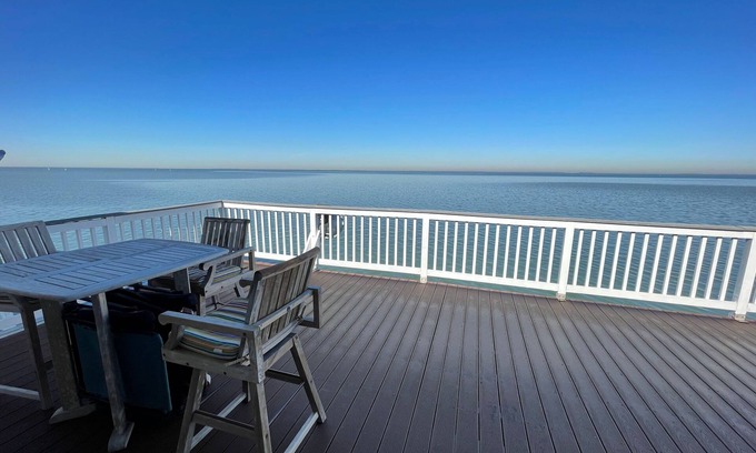 Galveston House | Huge Deck w night Fishing, Pickleball, Kayaks, SUPs, Tiki-bar, Boat Lift
