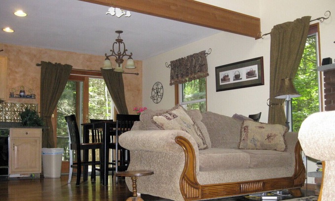 Bushkill House | HUGE discount this wknd! Escape to a BEAUTIFUL Secluded, Streamfront HOT TUB
