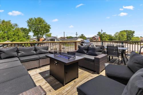 Holy Cross House | Huge Downtown Retreat with Free Parking