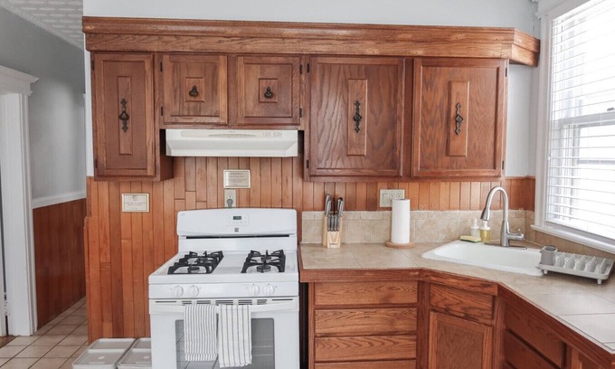 West Orange House | Huge Family Home | Sleeps 14- Free Parking near NY