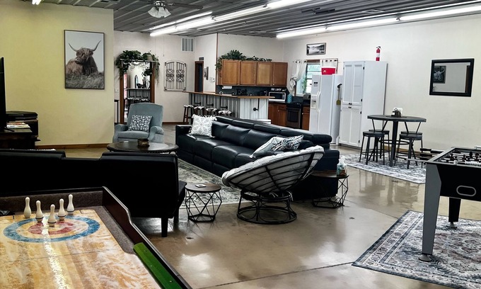 Stillwater House | HUGE Gameroom-Style Barndo in the countryside, minutes to Lake McMurtry & OSU!