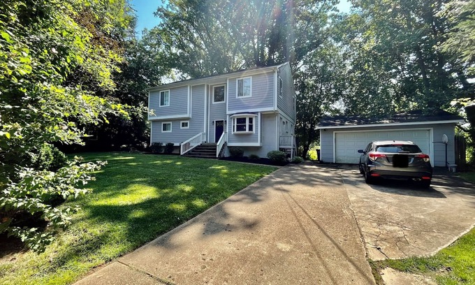 Idylwood House | Huge home 15 min to DC 10 min to Tyson’s 4bed+den 3.5ba 2 car garage sleeps 10