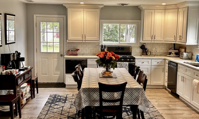 Como House | Huge home, sleeps 12, Newly remodeled, perfect for large groups NO PROM PARTIES
