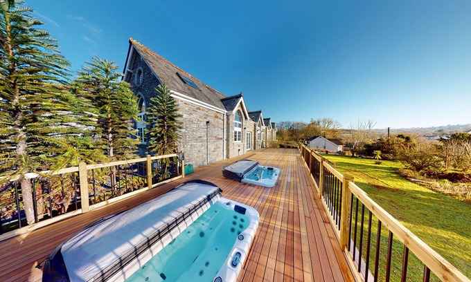 Clearbrook House | HUGE HOUSE DEVON - HOT TUB - PLAY AREA - GAMES ROOM - PARKING