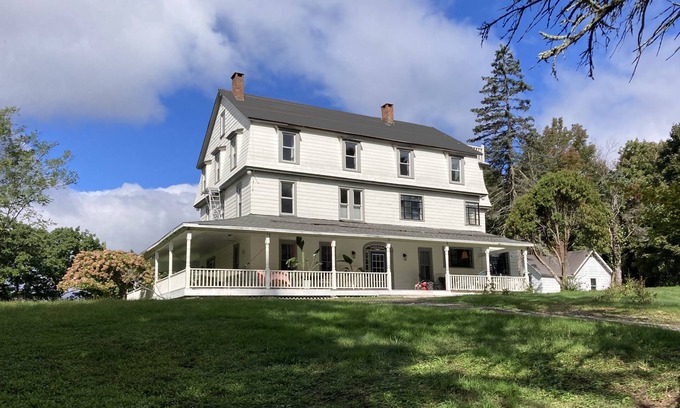 Cragsmoor House | Huge house with amazing kitchen, near great hiking; great for groups!