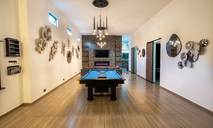 Zona Rosa Apartment | Huge Jacuzzi! 6-bedroom apartment one block from Park LLeras 6 private bathrooms