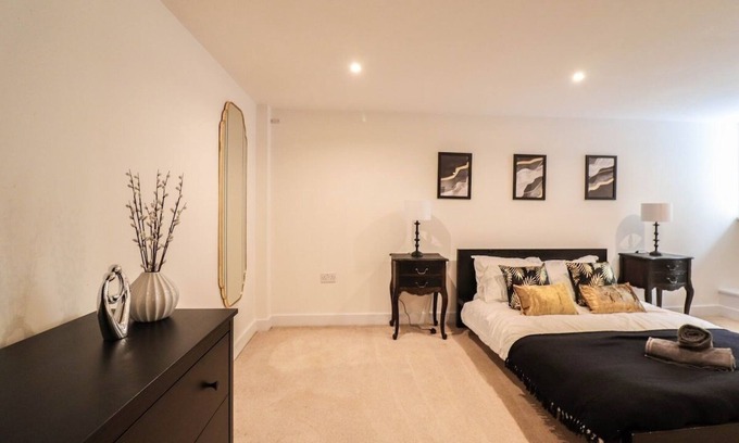 Vassall Apartment | Huge London 2 Bed Flat