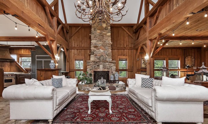 McHenry House | Huge Renovated Barn Estate. Perfect for Groups