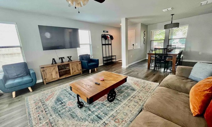 McKinney House | Huge Renovated Home + Yard Close to DT & Airportn