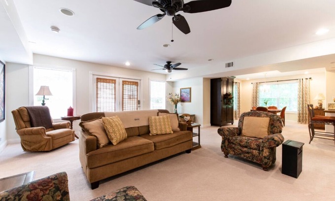 Fisherville Apartment | Huge ROMANTIC apartment for short or long stays