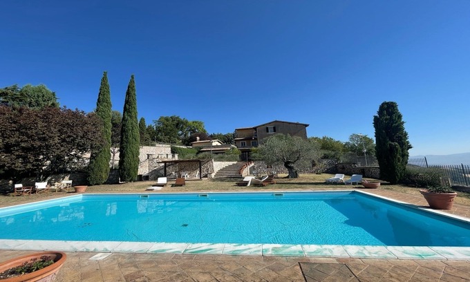 Colpetrazzo Villa | Huge villa with exclusive pool + gardens/WIFI/sleeps 8 - close to Spoleto